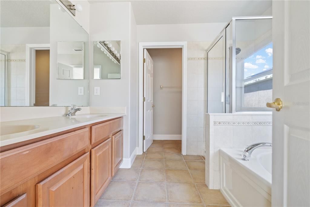 合同活跃: $374,999 (5 贝兹, 2 浴室, 2232 平方英尺)