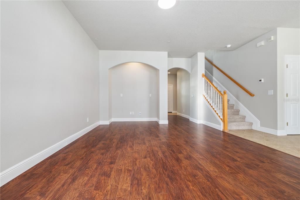 合同活跃: $374,999 (5 贝兹, 2 浴室, 2232 平方英尺)