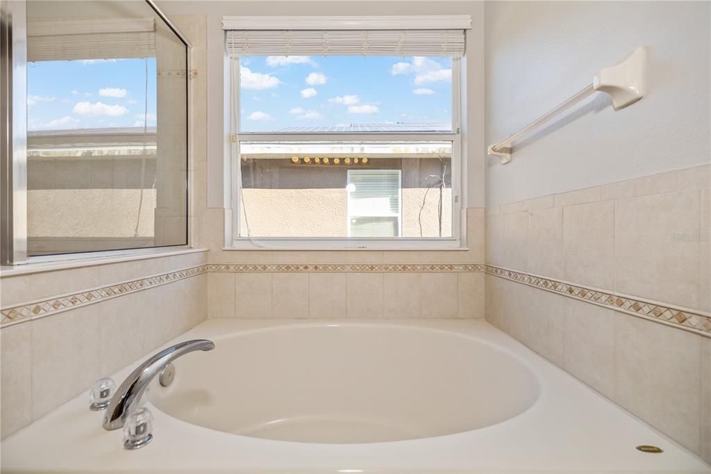 合同活跃: $374,999 (5 贝兹, 2 浴室, 2232 平方英尺)