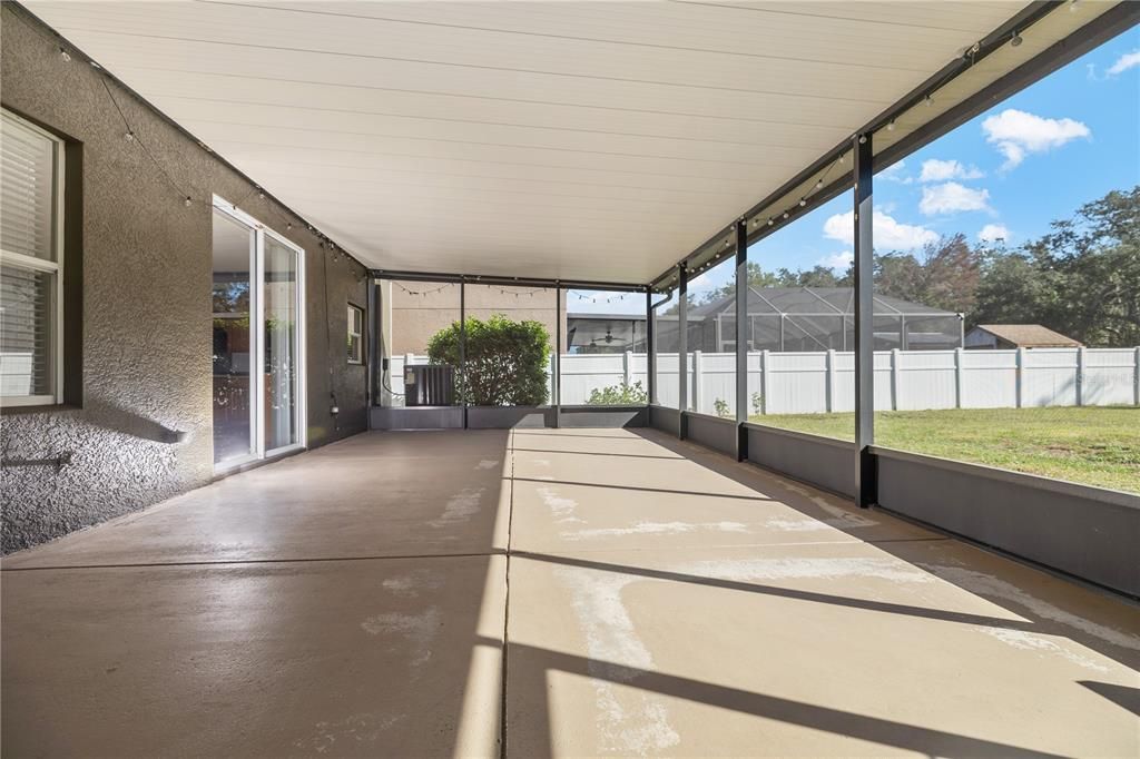 合同活跃: $374,999 (5 贝兹, 2 浴室, 2232 平方英尺)