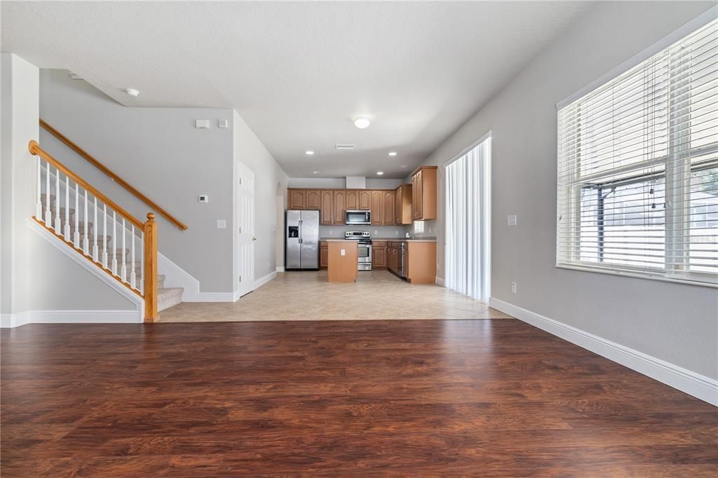 合同活跃: $374,999 (5 贝兹, 2 浴室, 2232 平方英尺)