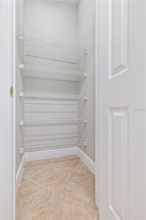 合同活跃: $374,999 (5 贝兹, 2 浴室, 2232 平方英尺)