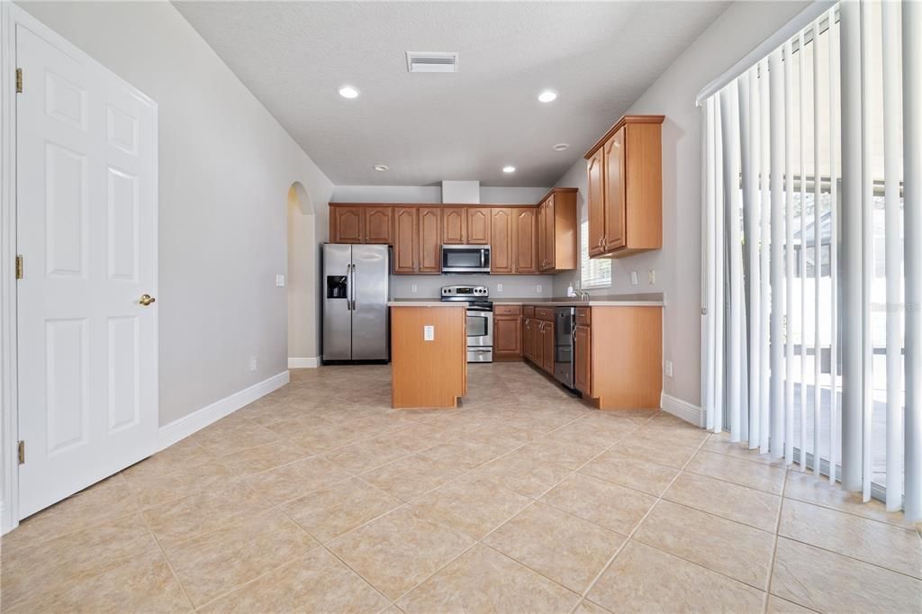 合同活跃: $374,999 (5 贝兹, 2 浴室, 2232 平方英尺)