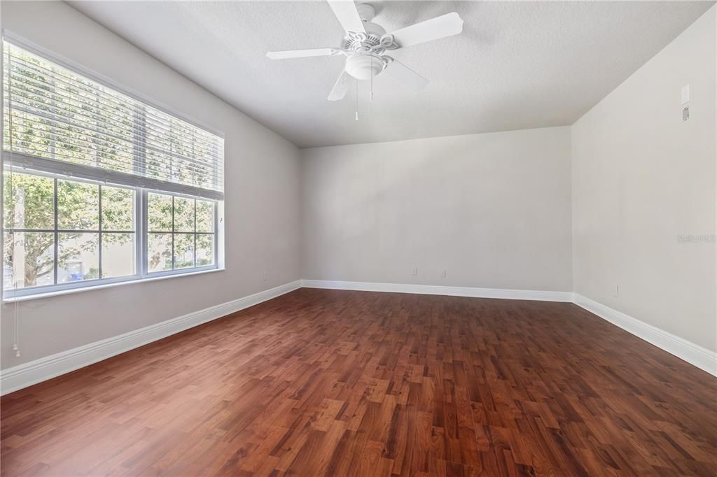 合同活跃: $374,999 (5 贝兹, 2 浴室, 2232 平方英尺)