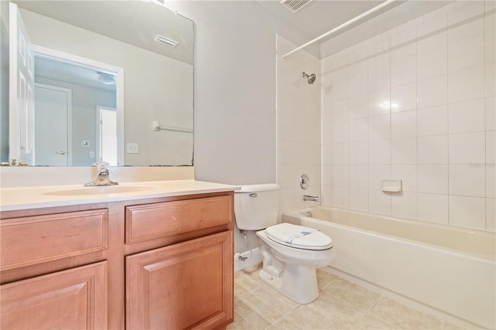 合同活跃: $374,999 (5 贝兹, 2 浴室, 2232 平方英尺)