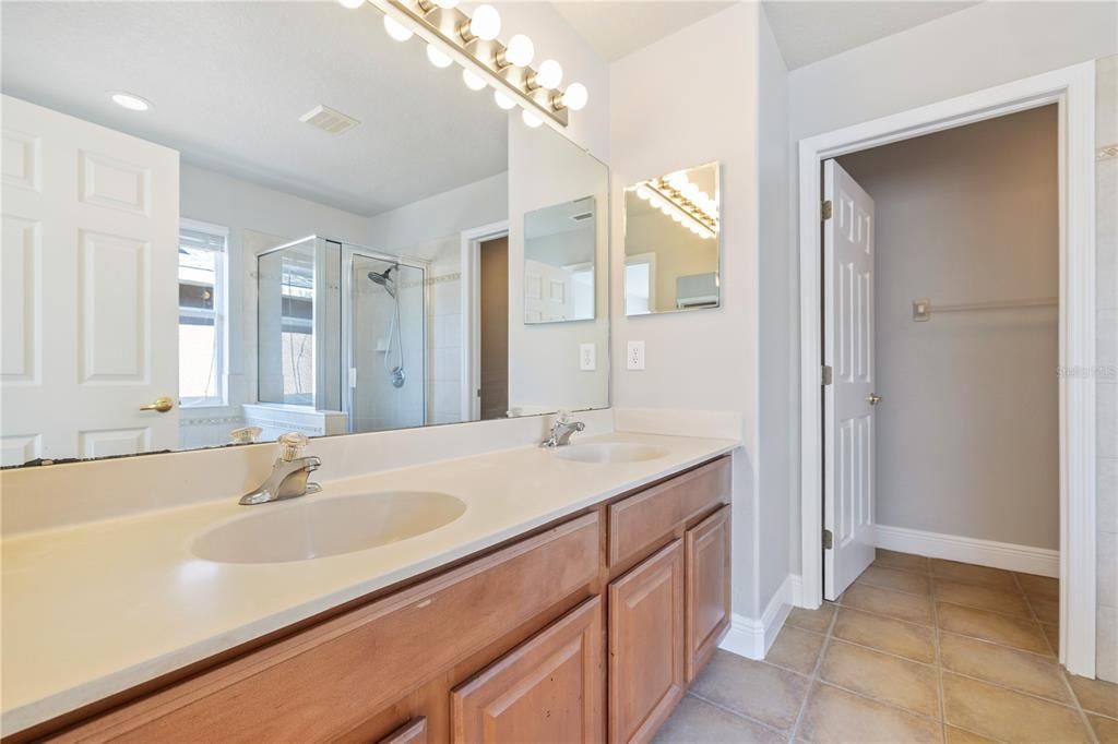 合同活跃: $374,999 (5 贝兹, 2 浴室, 2232 平方英尺)