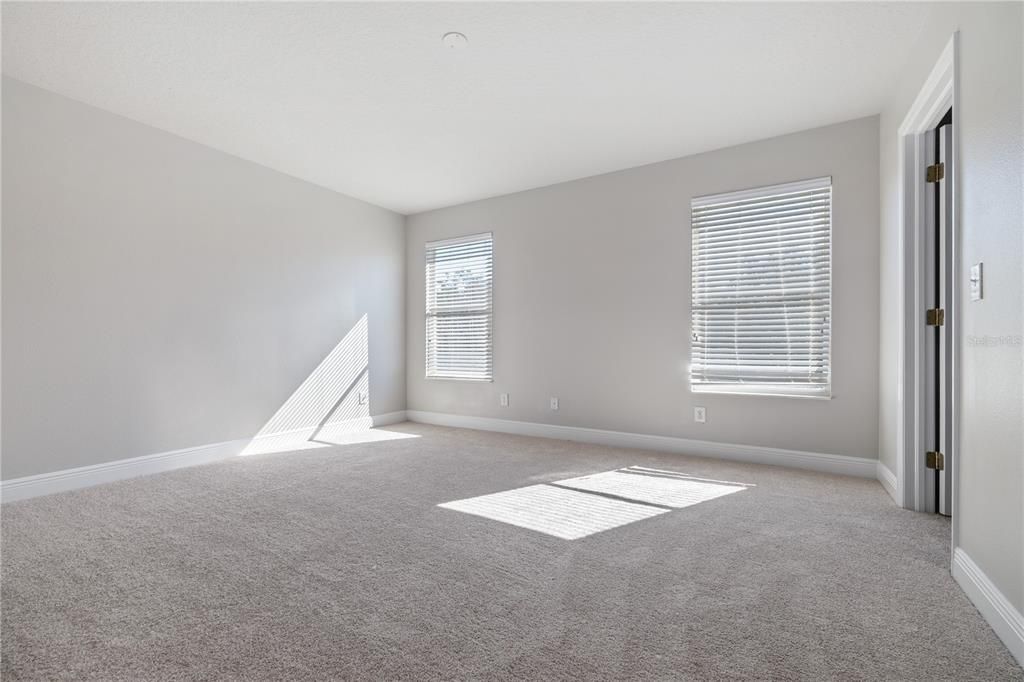 合同活跃: $374,999 (5 贝兹, 2 浴室, 2232 平方英尺)