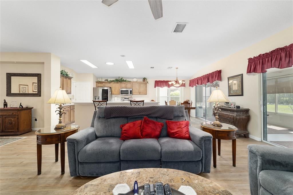 Под контрактом: $332,900 (3 спален, 2 ванн, 1720 Квадратных фут)