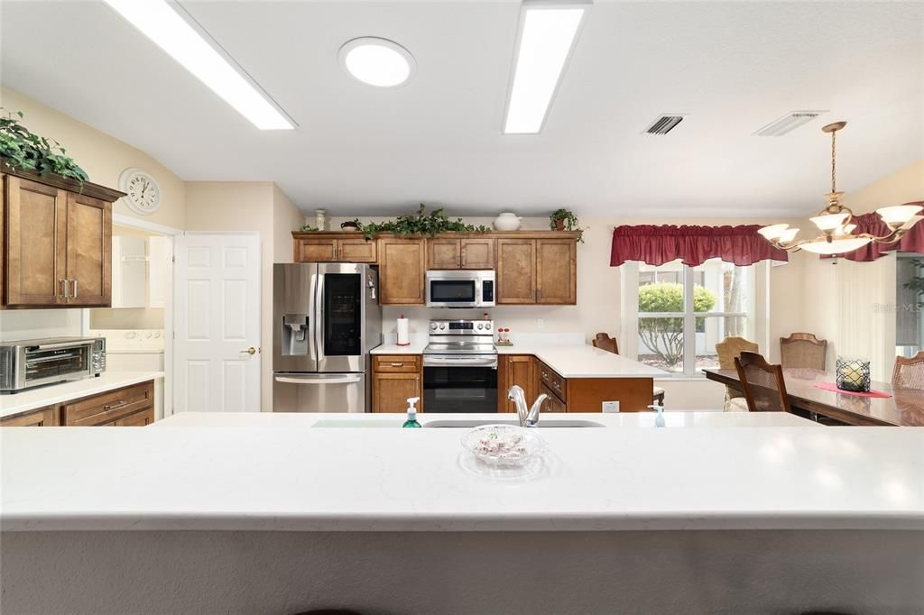 Под контрактом: $332,900 (3 спален, 2 ванн, 1720 Квадратных фут)