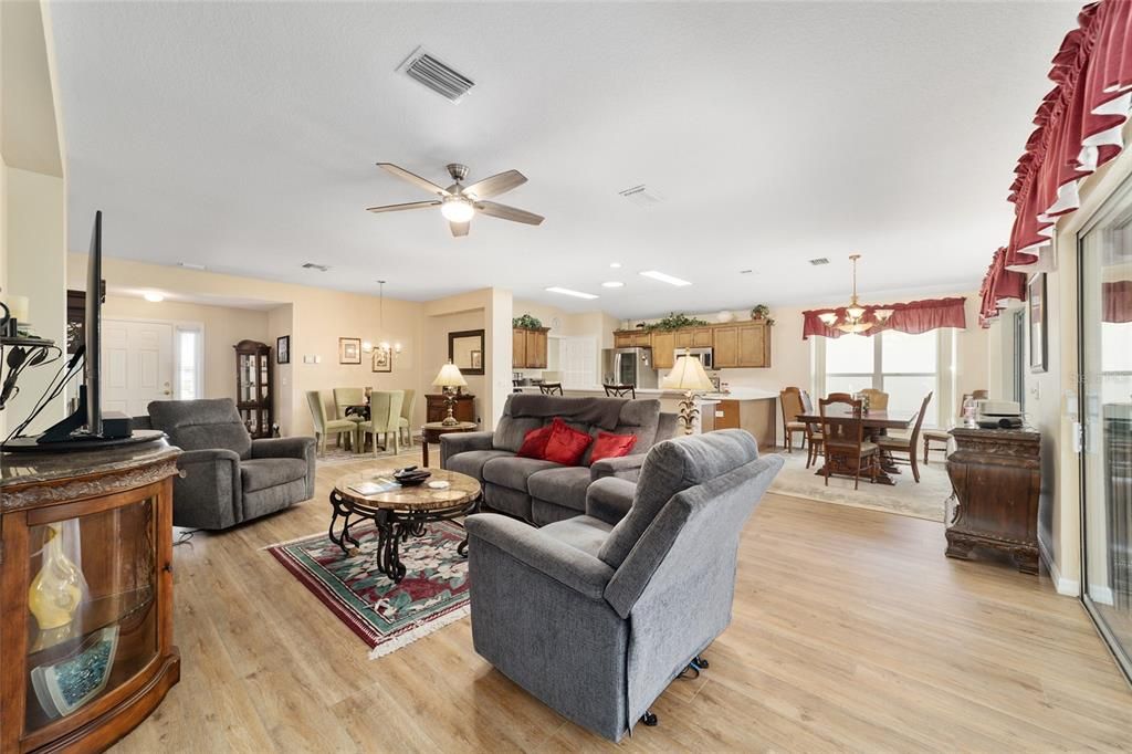 Под контрактом: $332,900 (3 спален, 2 ванн, 1720 Квадратных фут)