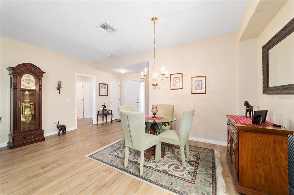 Под контрактом: $332,900 (3 спален, 2 ванн, 1720 Квадратных фут)