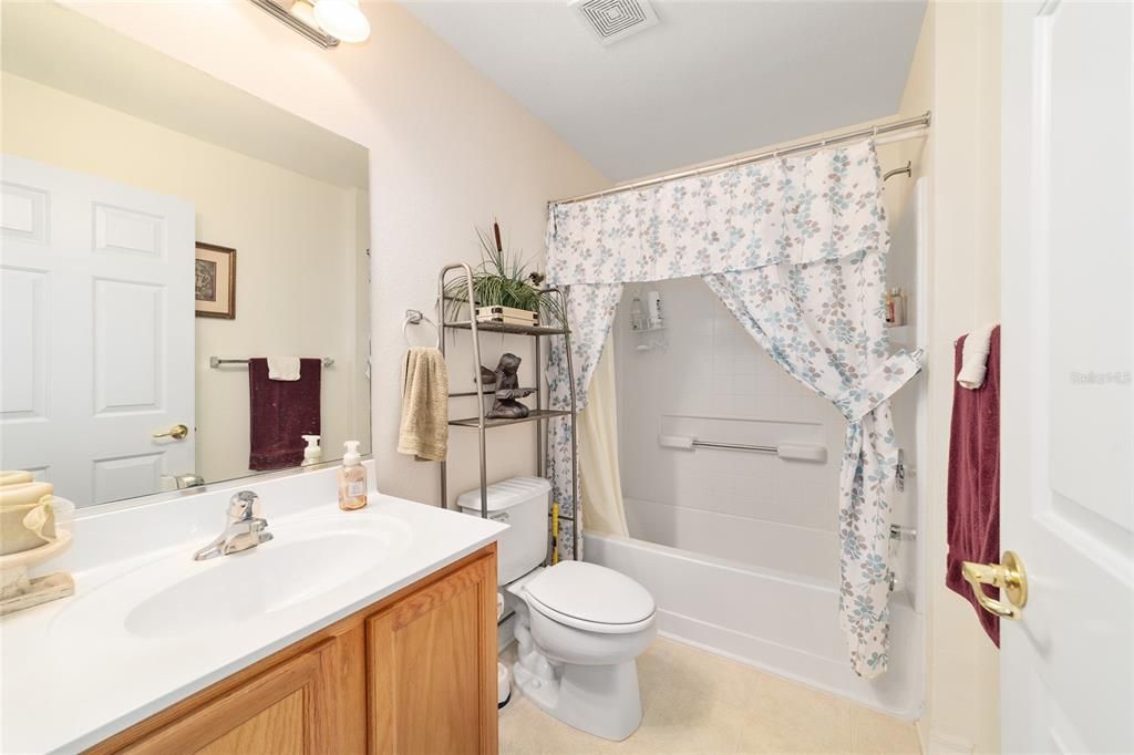 Под контрактом: $332,900 (3 спален, 2 ванн, 1720 Квадратных фут)