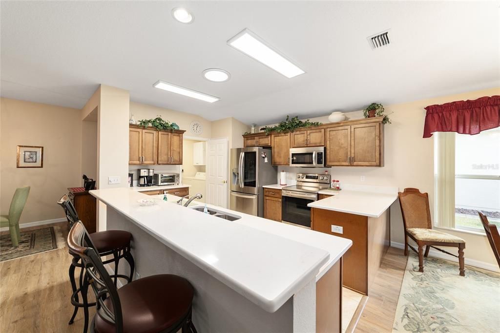 Под контрактом: $332,900 (3 спален, 2 ванн, 1720 Квадратных фут)