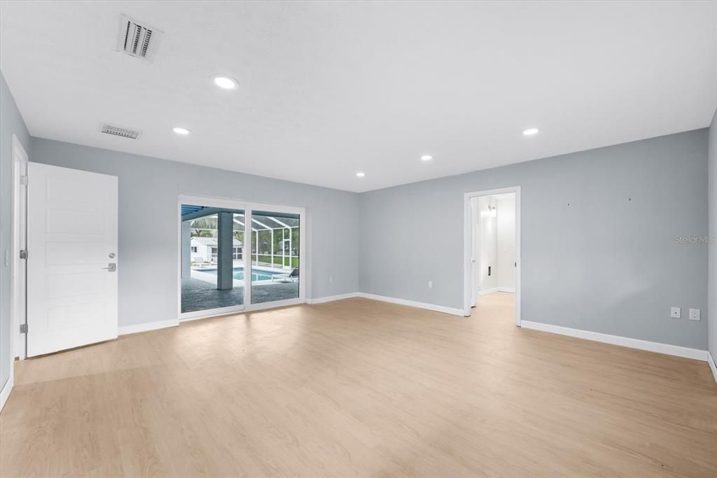 Под контрактом: $665,000 (4 спален, 2 ванн, 2717 Квадратных фут)