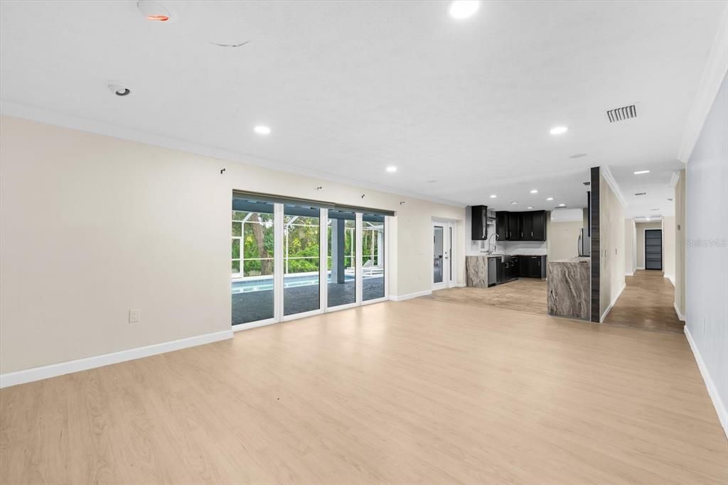 Под контрактом: $665,000 (4 спален, 2 ванн, 2717 Квадратных фут)