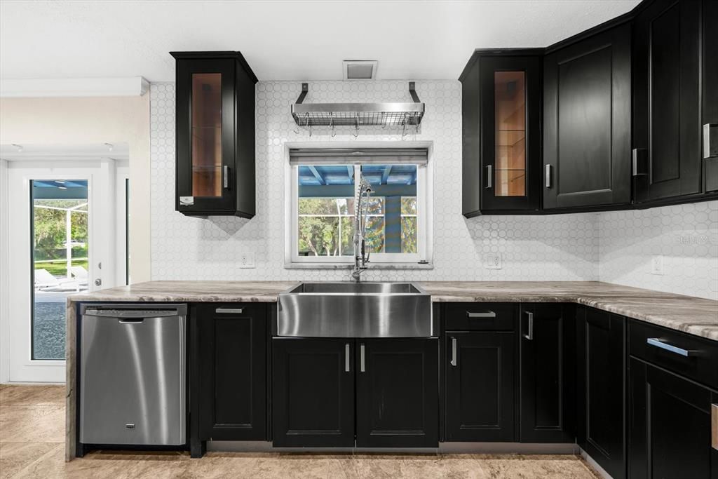 Под контрактом: $665,000 (4 спален, 2 ванн, 2717 Квадратных фут)