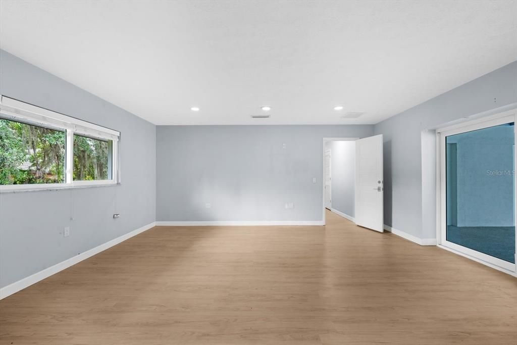 Под контрактом: $665,000 (4 спален, 2 ванн, 2717 Квадратных фут)