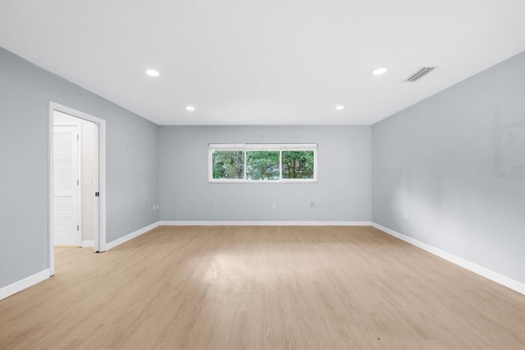 Под контрактом: $665,000 (4 спален, 2 ванн, 2717 Квадратных фут)