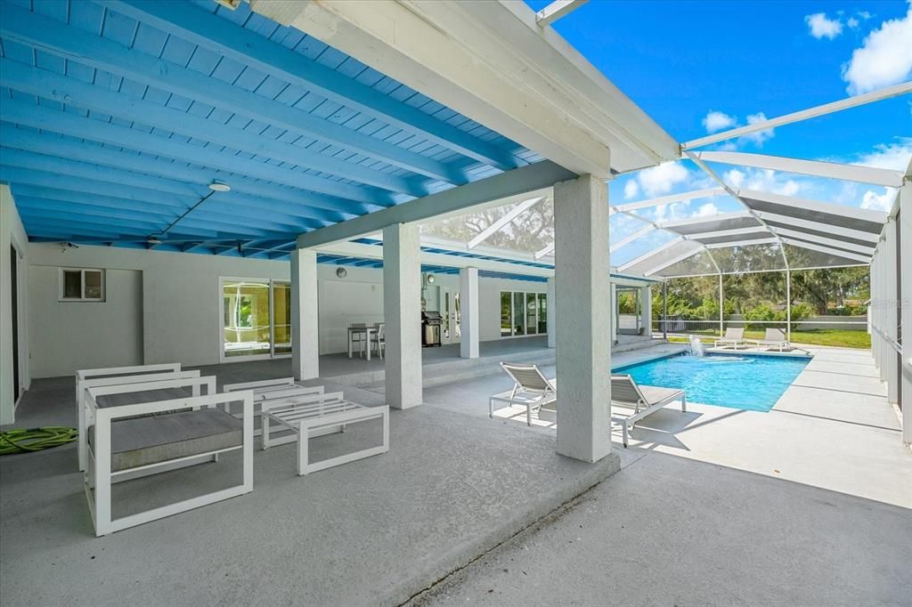 Под контрактом: $665,000 (4 спален, 2 ванн, 2717 Квадратных фут)