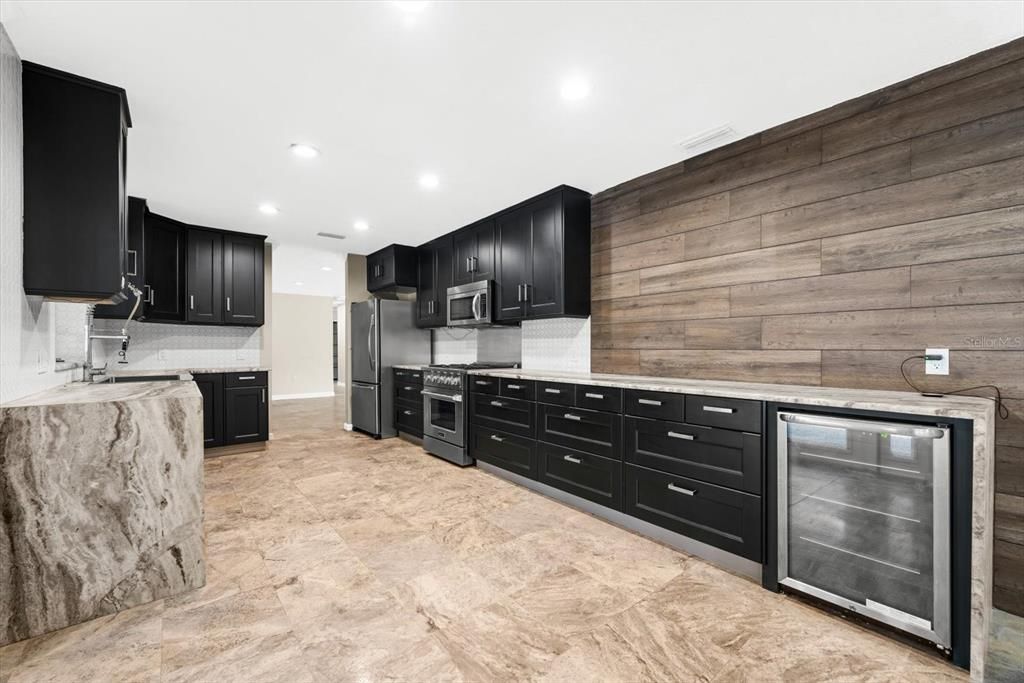 Под контрактом: $665,000 (4 спален, 2 ванн, 2717 Квадратных фут)