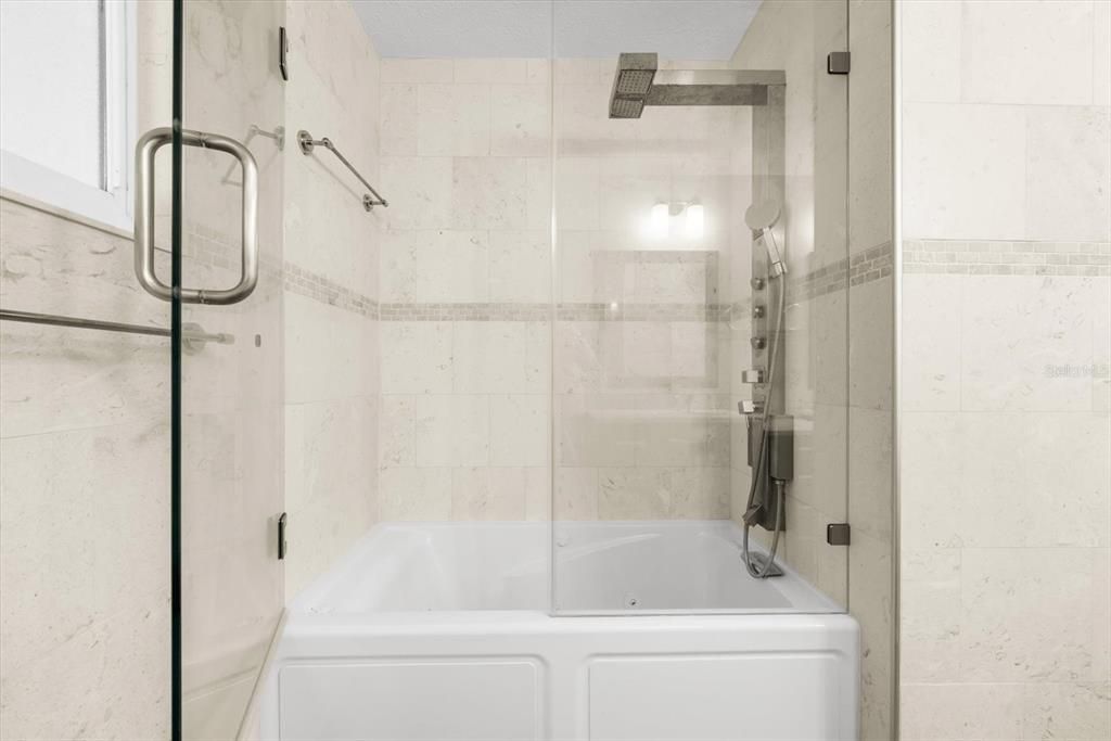 Под контрактом: $665,000 (4 спален, 2 ванн, 2717 Квадратных фут)