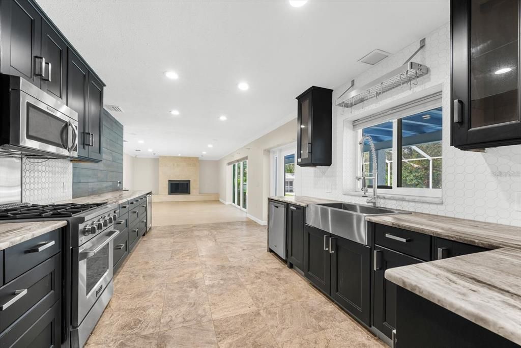 Под контрактом: $665,000 (4 спален, 2 ванн, 2717 Квадратных фут)