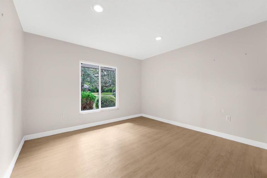 Под контрактом: $665,000 (4 спален, 2 ванн, 2717 Квадратных фут)