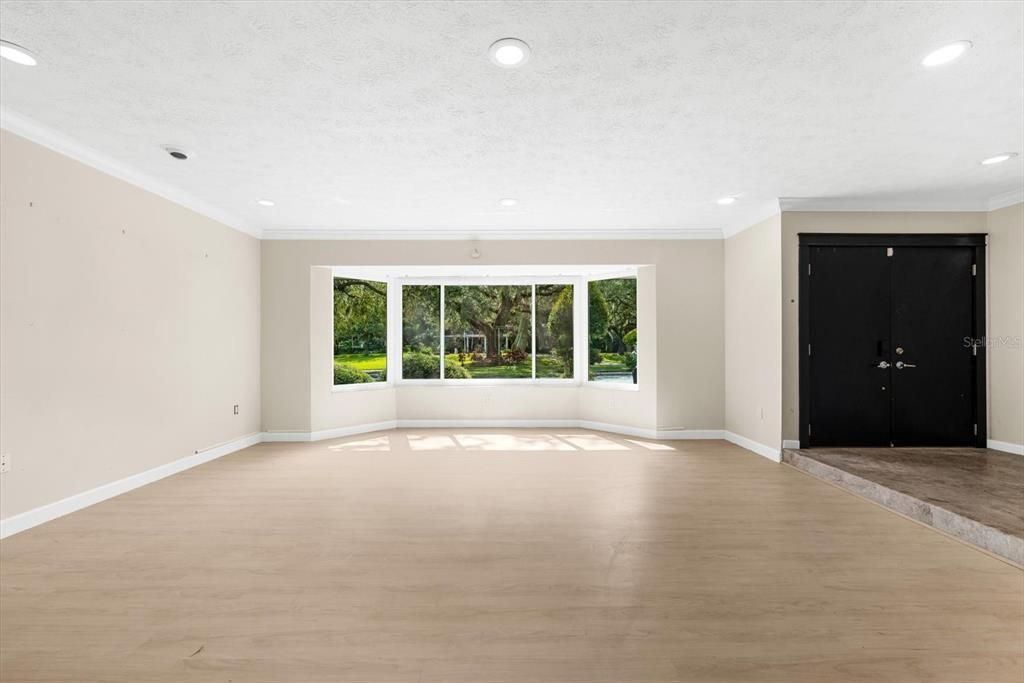 Под контрактом: $665,000 (4 спален, 2 ванн, 2717 Квадратных фут)