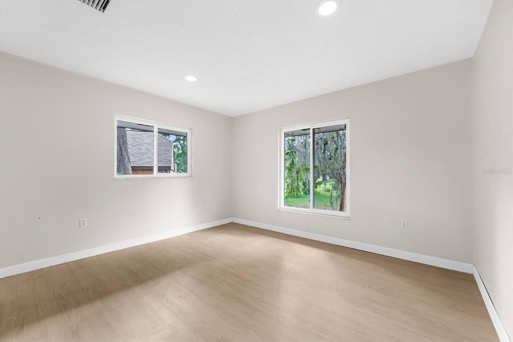 Под контрактом: $665,000 (4 спален, 2 ванн, 2717 Квадратных фут)