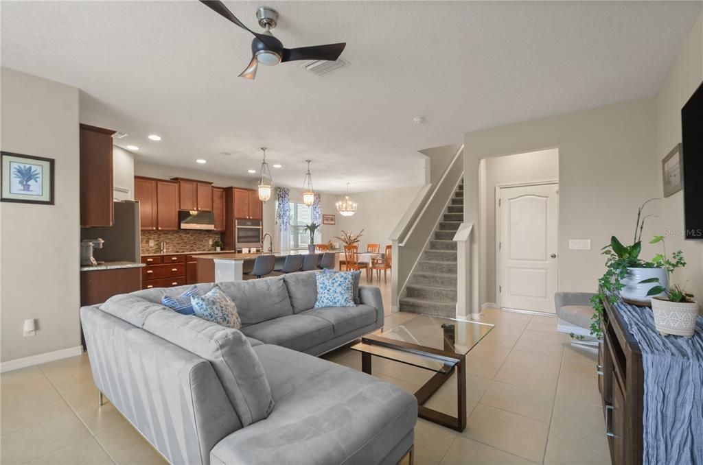 合同活跃: $459,000 (5 贝兹, 3 浴室, 3228 平方英尺)