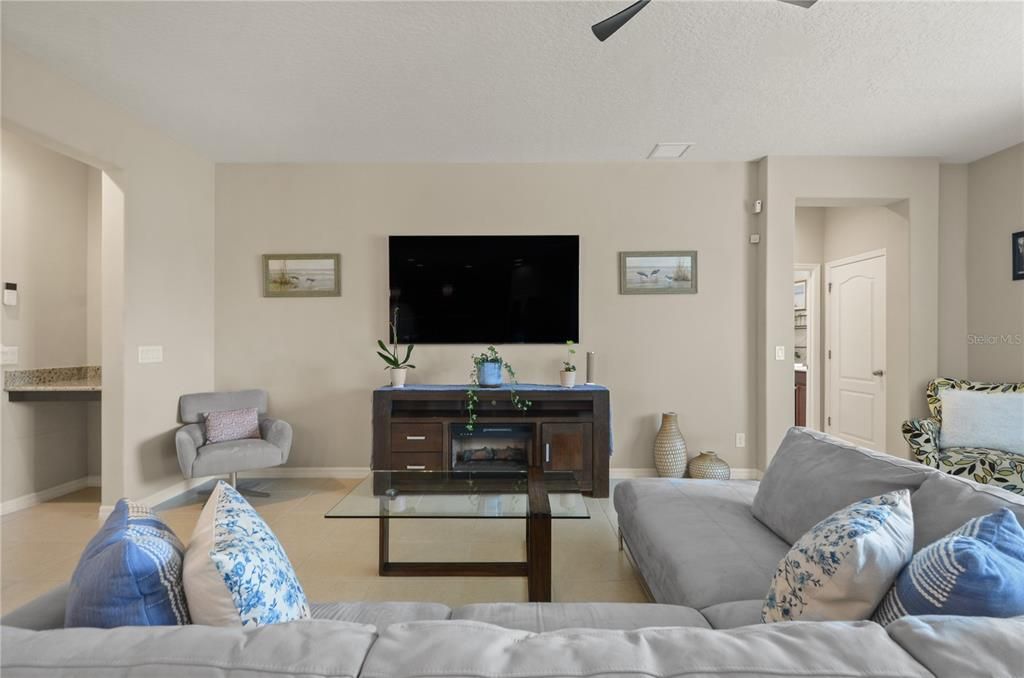 合同活跃: $459,000 (5 贝兹, 3 浴室, 3228 平方英尺)