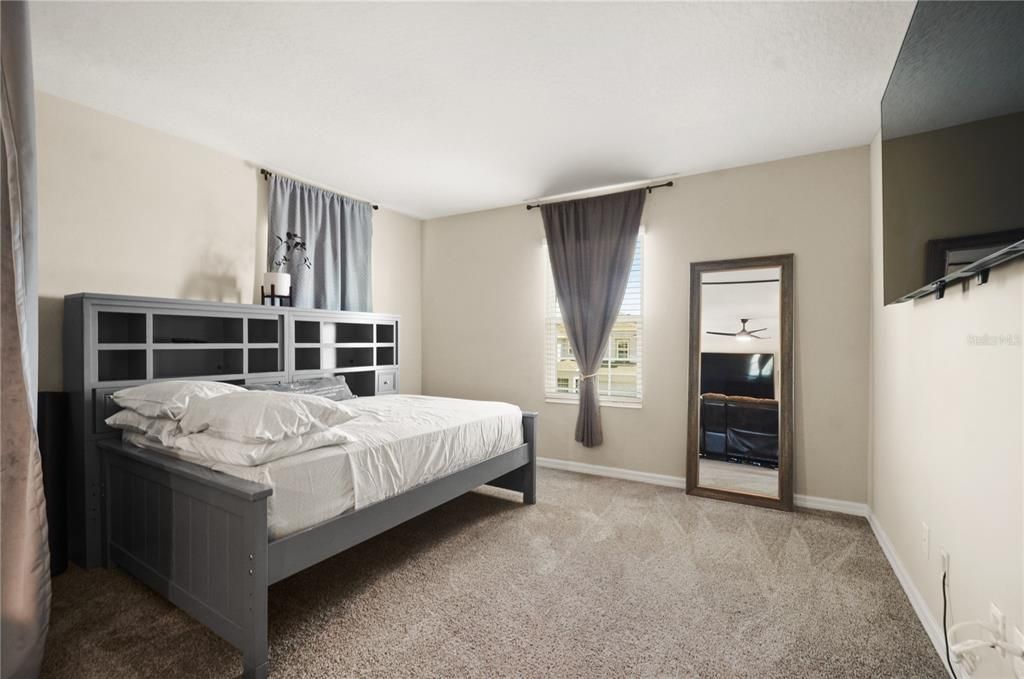 合同活跃: $459,000 (5 贝兹, 3 浴室, 3228 平方英尺)