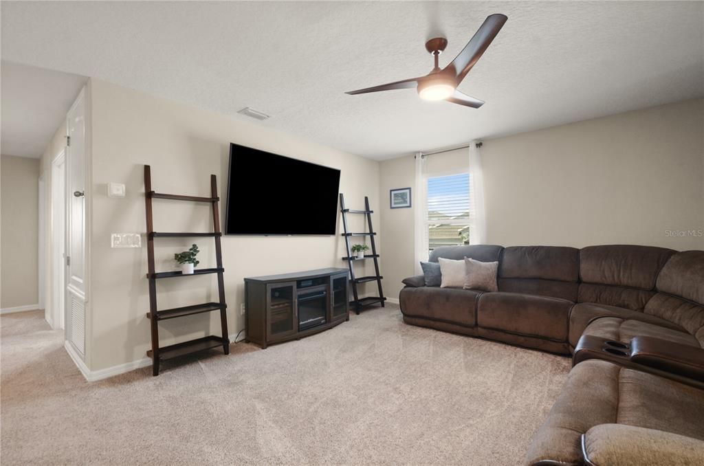 合同活跃: $459,000 (5 贝兹, 3 浴室, 3228 平方英尺)