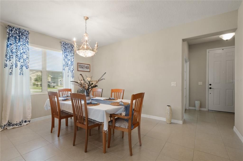 合同活跃: $459,000 (5 贝兹, 3 浴室, 3228 平方英尺)