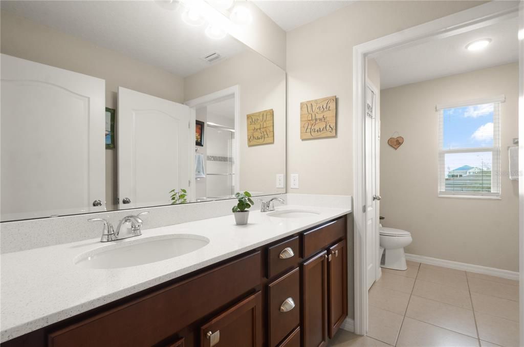 合同活跃: $459,000 (5 贝兹, 3 浴室, 3228 平方英尺)