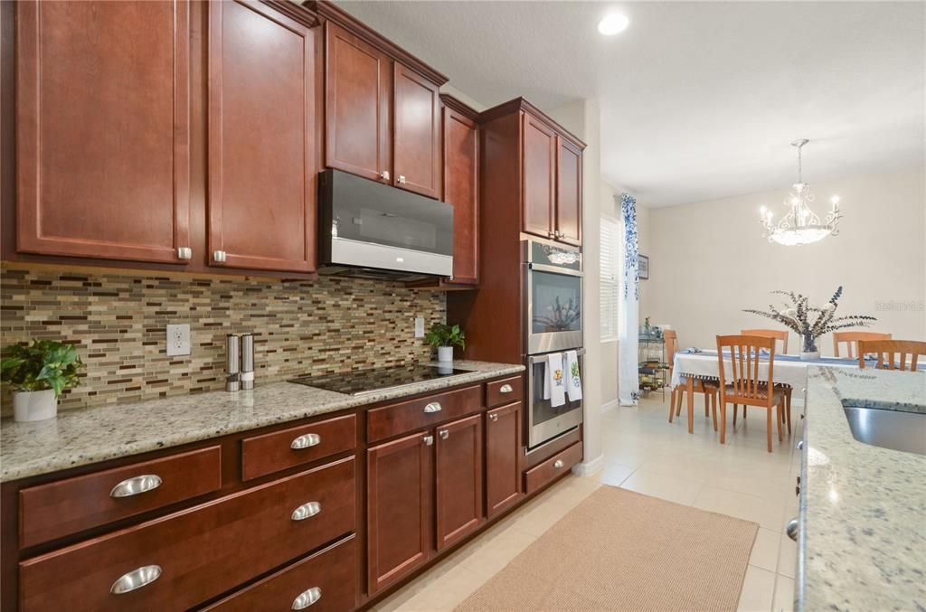 合同活跃: $459,000 (5 贝兹, 3 浴室, 3228 平方英尺)