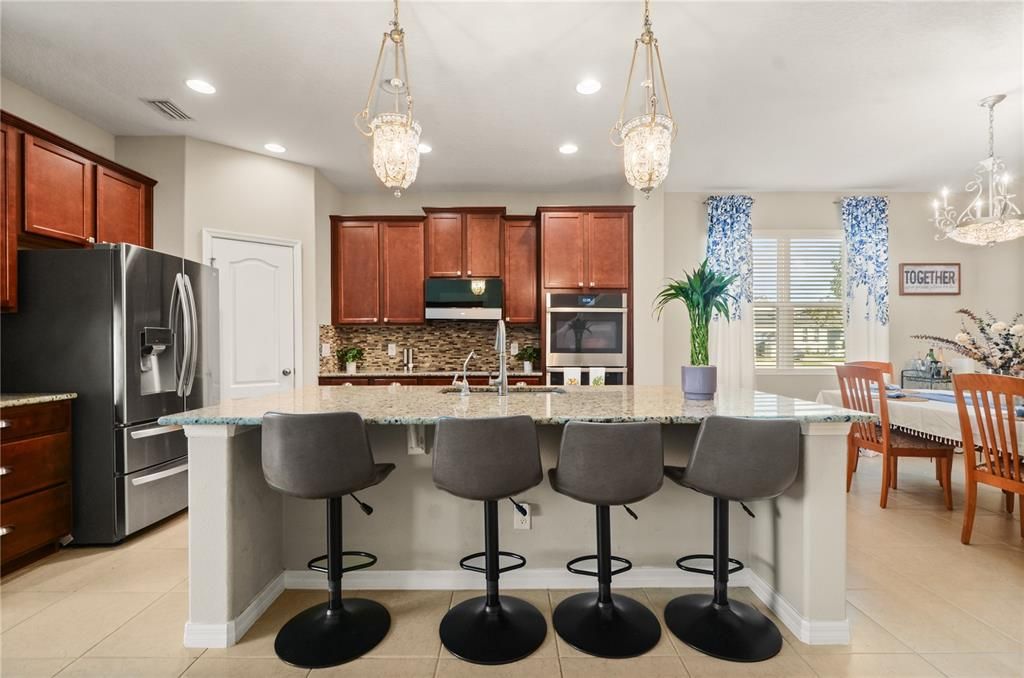 合同活跃: $459,000 (5 贝兹, 3 浴室, 3228 平方英尺)