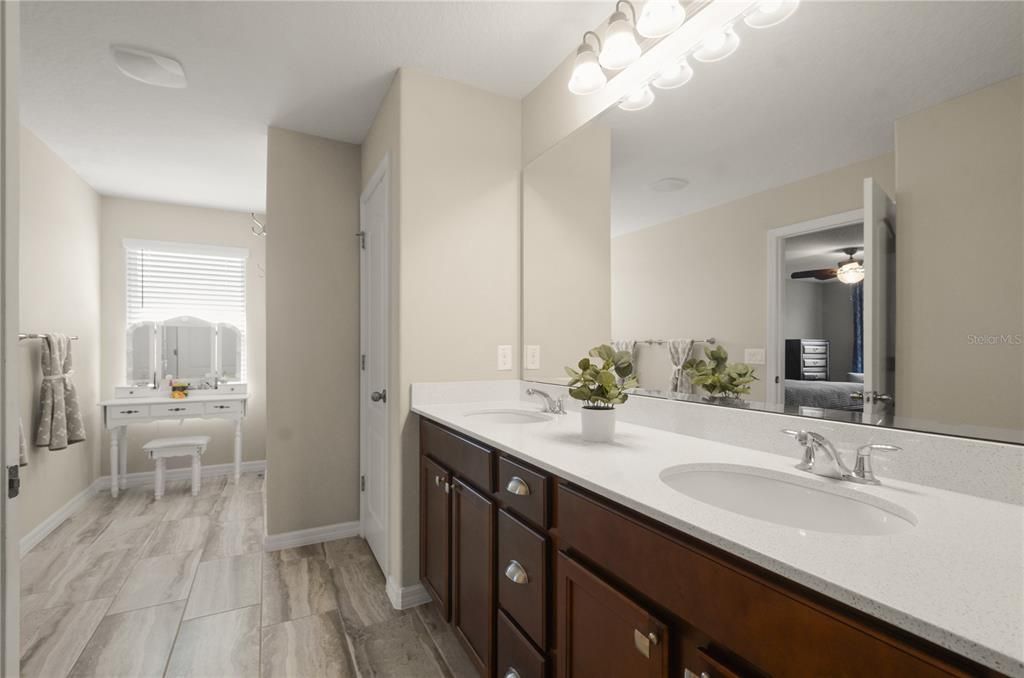 合同活跃: $459,000 (5 贝兹, 3 浴室, 3228 平方英尺)