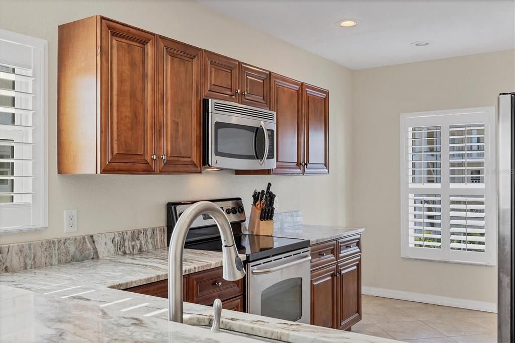 For Sale: $299,900 (3 beds, 2 baths, 1272 Square Feet)