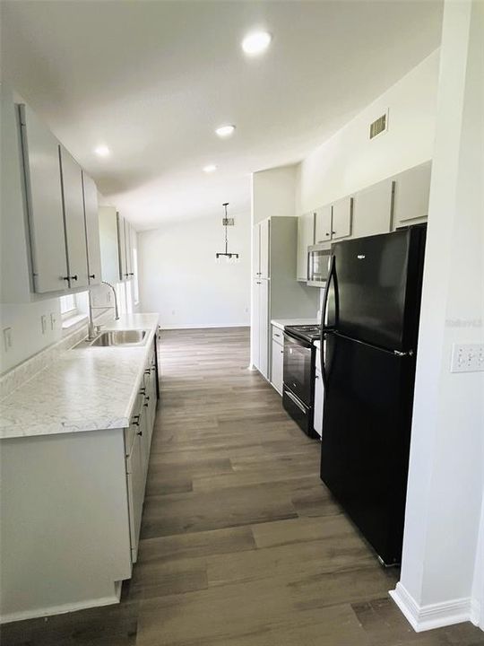 待售: $234,000 (3 贝兹, 2 浴室, 1356 平方英尺)