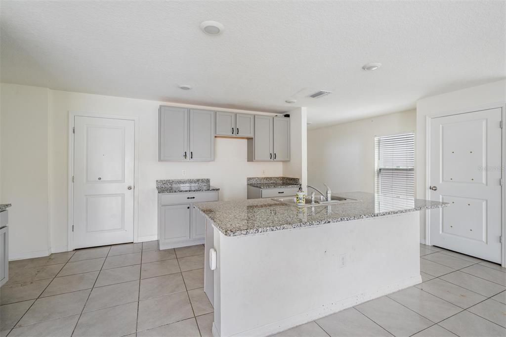 待售: $369,700 (4 贝兹, 2 浴室, 2328 平方英尺)