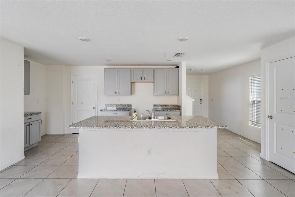 待售: $369,700 (4 贝兹, 2 浴室, 2328 平方英尺)