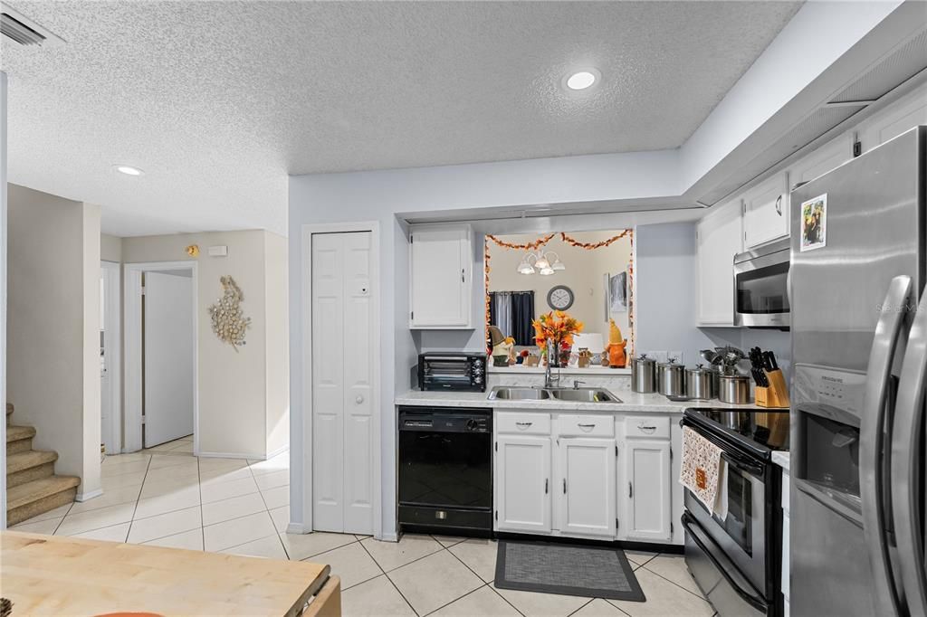 For Sale: $269,900 (3 beds, 2 baths, 1279 Square Feet)