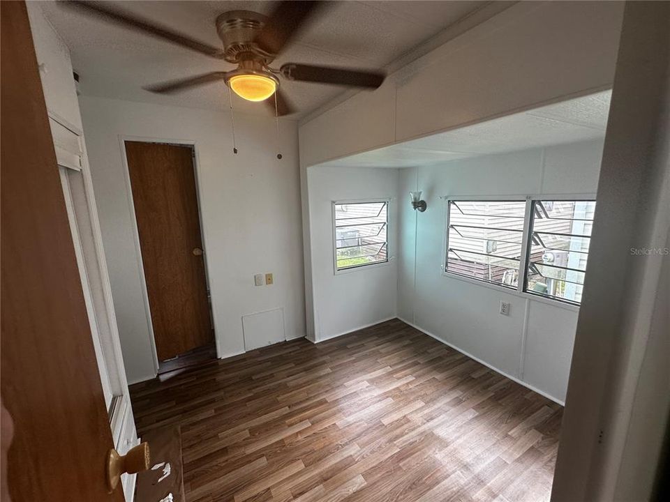 For Sale: $14,900 (1 beds, 1 baths, 450 Square Feet)