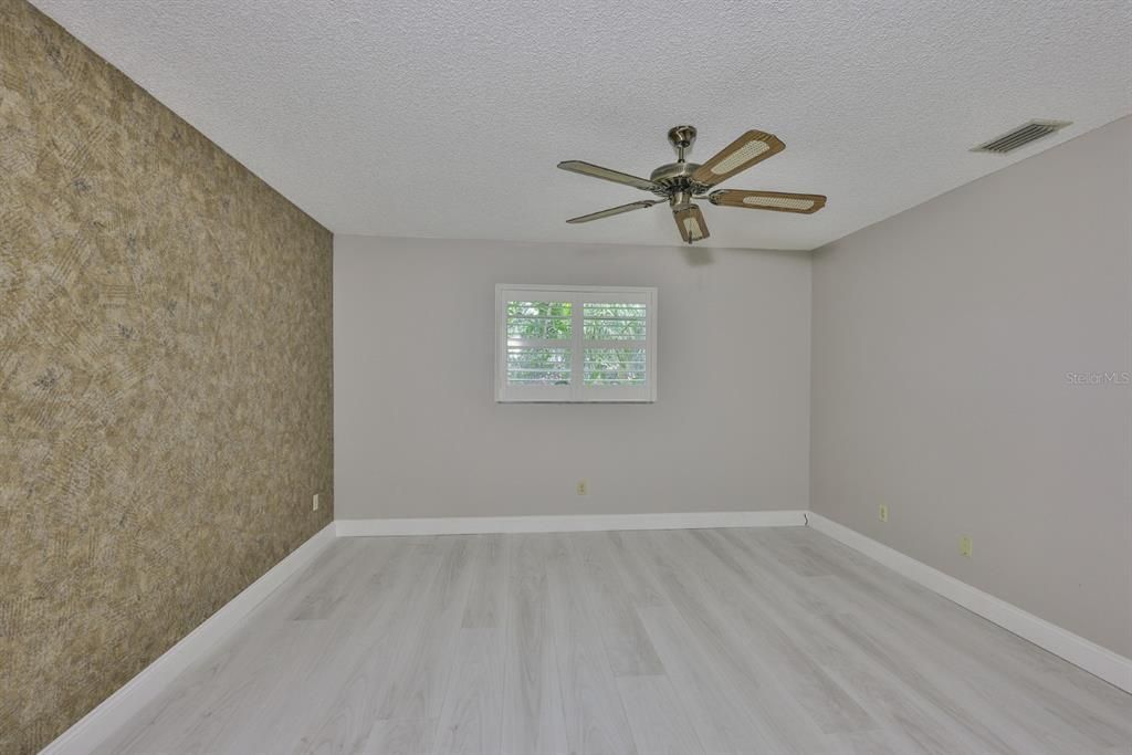 合同活跃: $190,000 (2 贝兹, 2 浴室, 1516 平方英尺)