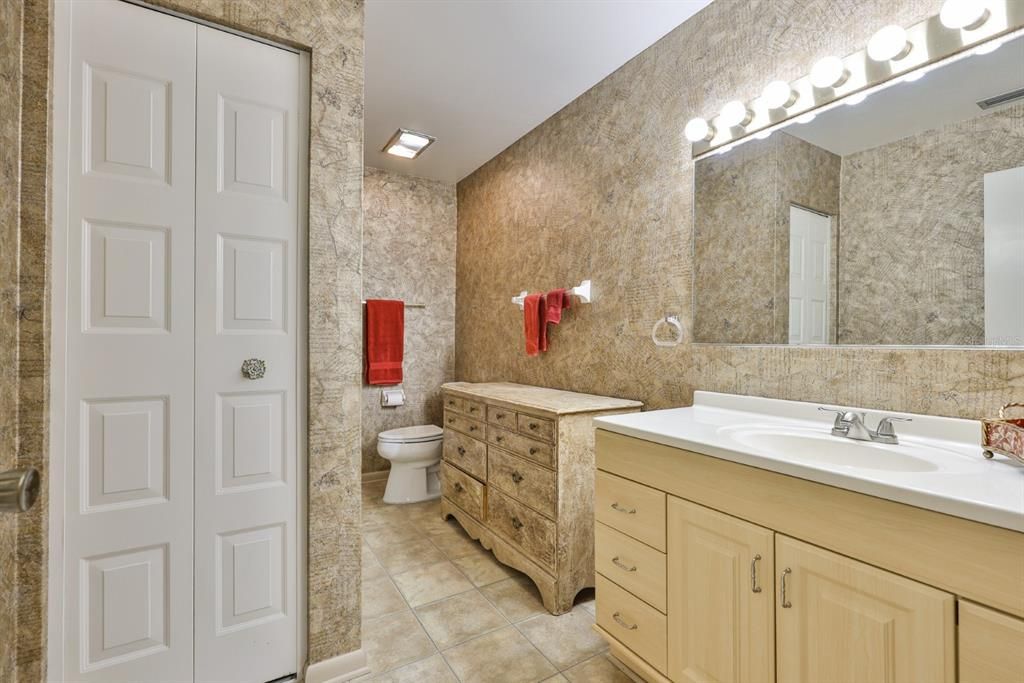 合同活跃: $190,000 (2 贝兹, 2 浴室, 1516 平方英尺)