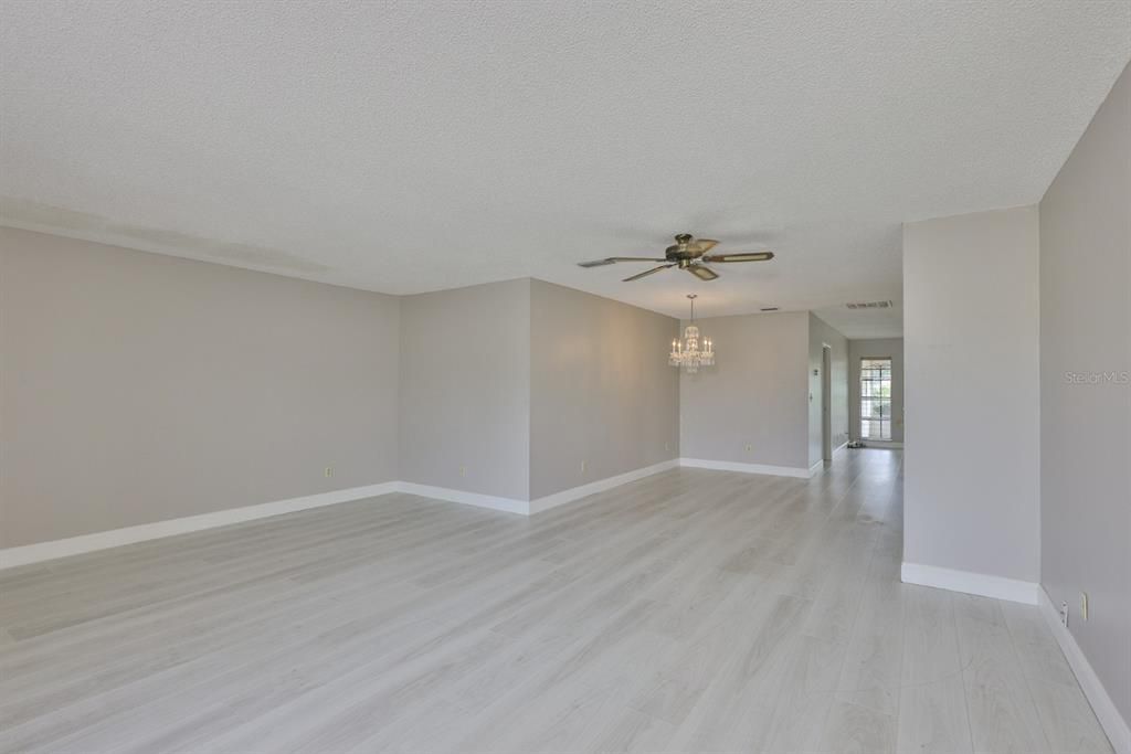 合同活跃: $190,000 (2 贝兹, 2 浴室, 1516 平方英尺)