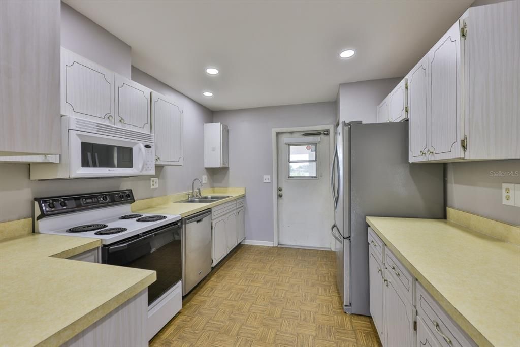 合同活跃: $190,000 (2 贝兹, 2 浴室, 1516 平方英尺)