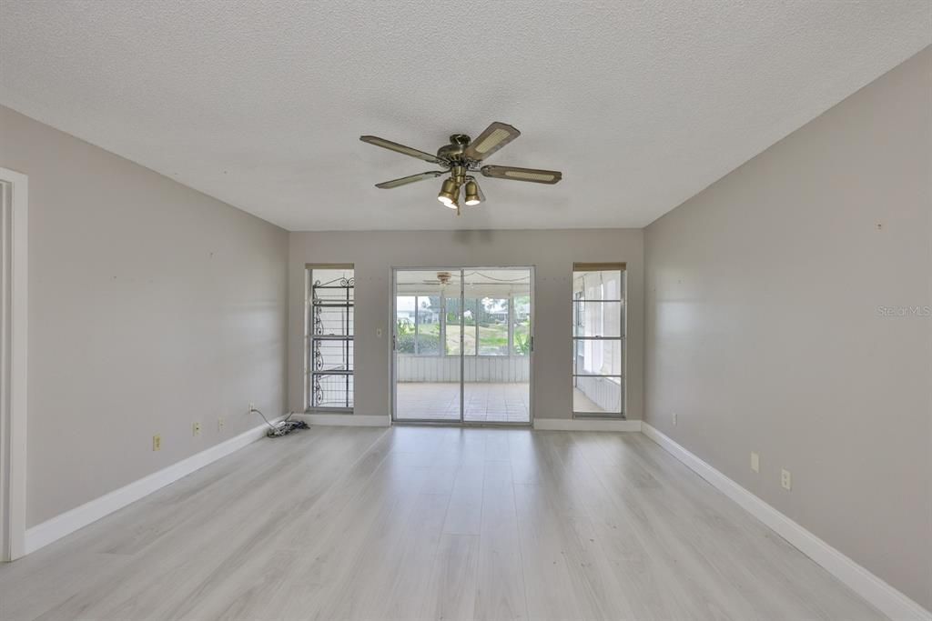 合同活跃: $190,000 (2 贝兹, 2 浴室, 1516 平方英尺)