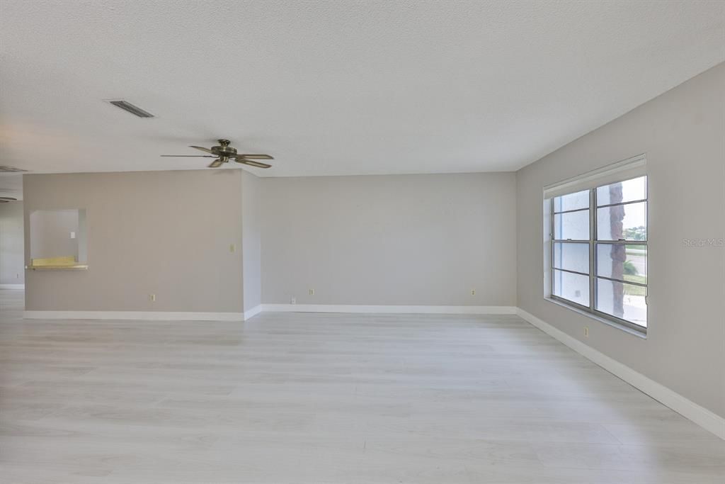 合同活跃: $190,000 (2 贝兹, 2 浴室, 1516 平方英尺)